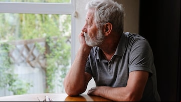 Senior retired man sitting at home alone while quarantine. Foto: natus111/Adobe Stock