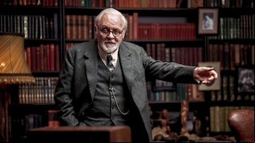 Anthony Hopkins como Sigmund Freud no filme 'A Última Sessão de Freud', disponível no streaming