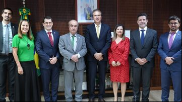 Leonardo Barchini (de gravata azul), em fevereiro, com o atual chefe, o ministro Camilo Santana (gravata dourada), o ex-chefe, o secretário-geral da OEI, Mariano Jabonero (terno cinza), durante reunião em Brasília, em fevereiro. Foto: Reprodução/OEI
