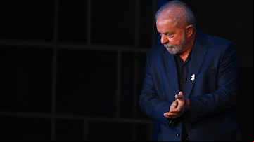 BRA. BRASÍLIA (BRASIL), 13/12/2022. - El presidente electo de Brasil, Luiz Inacio Lula da SIlva, llega al evento de cierre de los trabajos realizados por el equipo de transición hoy, en Brasília (Brasil). El presidente electo de Brasil, Luiz Inácio Lula da Silva, concluyó este martes los trabajos del equipo de transición con unas duras críticas al mandatario Jair Bolsonaro, a quien calificó como un "ser irracional" e "inhumano". EFE/ Andre Borges