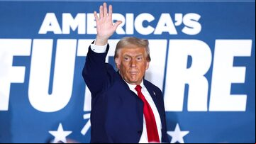 Former US President and Republican presidential candidate Donald Trump leaves the stage after taking part in a roundtable discussion hosted by Building America’s Future in Drexel Hill, Pennsylvania, on October 29, 2024. (Photo by Charly TRIBALLEAU / AFP). Foto: Charly Triballeau/CHARLY TRIBALLEAU