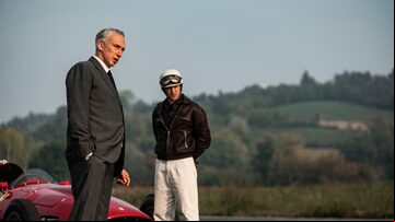 Adam Driver e Gabriel Leone em 'Ferrari'. Foto: Lorenzo Sisti/Diamond Films/Divulgação