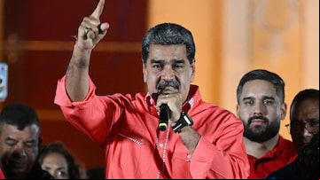 O ditador da Venezuela, Nicolás Maduro, conversa com apoiadores para celebrar as eleições parlamentares em Caracas, Venezuela