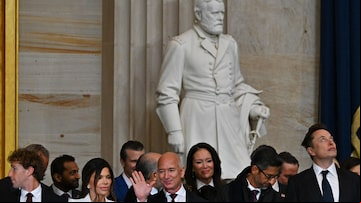 Da esquerda para a direita, o CEO da Meta, Mark Zuckerberg, Lauren Sánchez, o fundador da Amazon, Jeff Bezos, o CEO do Google, Sundar Pichai, e o CEO da Tesla, Elon Musk, assistem à posse presidencial de Donald Trump em 20 de janeiro