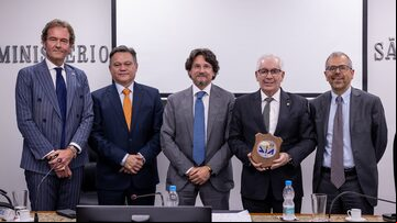 O procurador-geral de Justiça de São Paulo, Paulo Sérgio de Oliveira e Costa (segundo, da dir. para a esq.), ao lado de autoridades italianas. Foto: MPSP