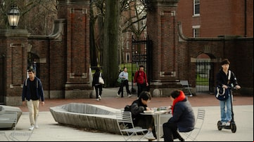 Pessoas no campus da Universidade de Harvard em Cambridge, Massachusetts, em 3 de abril de 2025.