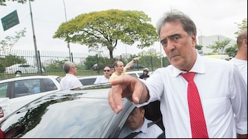 Vereador Adilson Amadeu (PTB) aborda motorista daUberna entrada da São Paulo Fashion Week, em 2015. Foto: Daniel Teixeira/Estadão