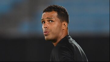 Corinthians' head coach Fernando Lazaro gestures during the Copa Libertadores group stage first leg football match between Liverpool and Corinthians, at the Centenario stadium in Montevideo, on April 6, 2023. (Photo by DANTE FERNANDEZ / AFP). Foto: Dante Fernandez / AFP